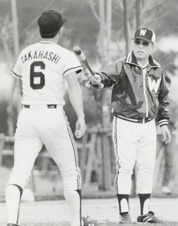  須藤監督（右）から不可解な二軍降格を通告され…