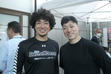 新田祐大（右）は山崎賢人に前を任せる