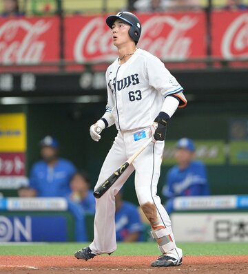 ４回、ポール際に飛んだ打球を目で追う西武・長谷川信哉