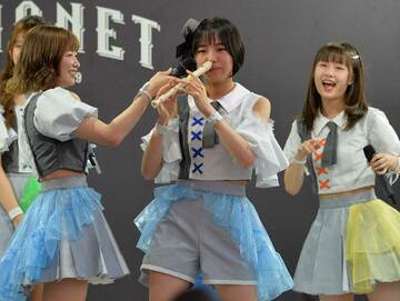  鼻リコーダーを演奏する鍛治島彩