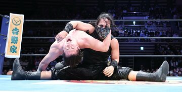 非道ファイトを連発したDOUKI(右)