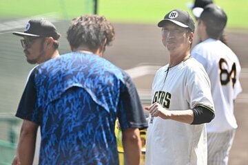 試合前練習で阪神・藤川監督に挨拶するＤｅＮＡ・藤浪