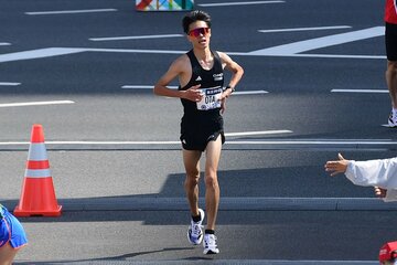 わき腹を押さえながらゴールする太田蒼生