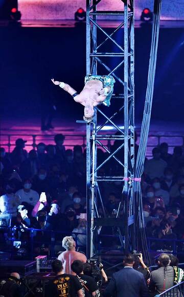  オカダに月面宙返り弾を決めたオスプレイ（東スポWeb）