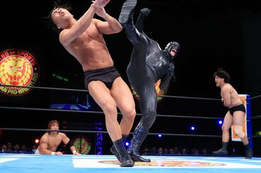 松本達哉(左)をブーツで吹っ飛ばすシュン・スカイウォーカー