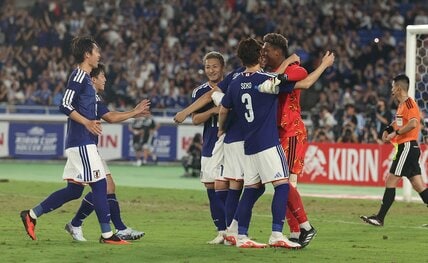 鈴木彩艶と喜びを分かち合う日本代表イレブン