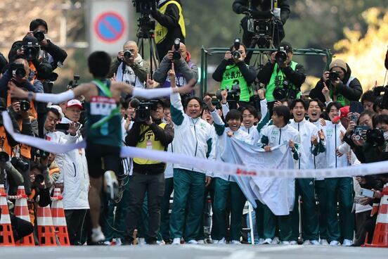 ゴールでアンカーの折田壮太を迎える青学大・原晋監督（代表撮影）