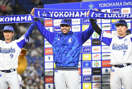  大和(左)、佐野(右)とともにお立ち台に上がったDeNA・エスコバー（東スポWeb）