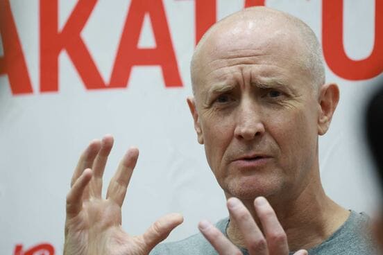 記者の質問に答えるホーバス監督