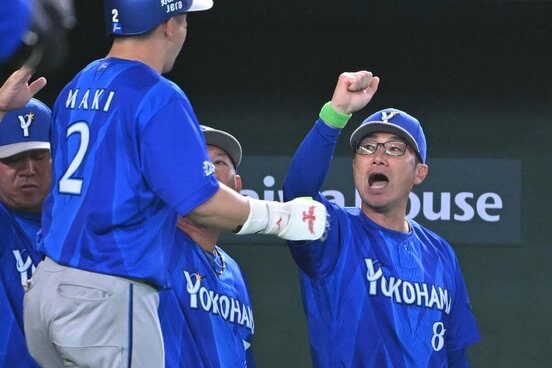 シーズン終盤にかけ、チームの勢いを加速させたDeNA・相川監督(右)
