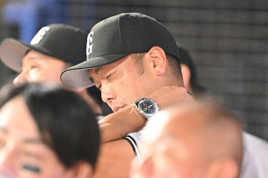 ベンチで悩ましげな表情の巨人・阿部監督