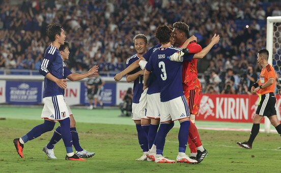 鈴木彩艶と喜びを分かち合う日本代表イレブン