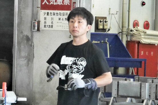 好素性機を手にした菅章哉