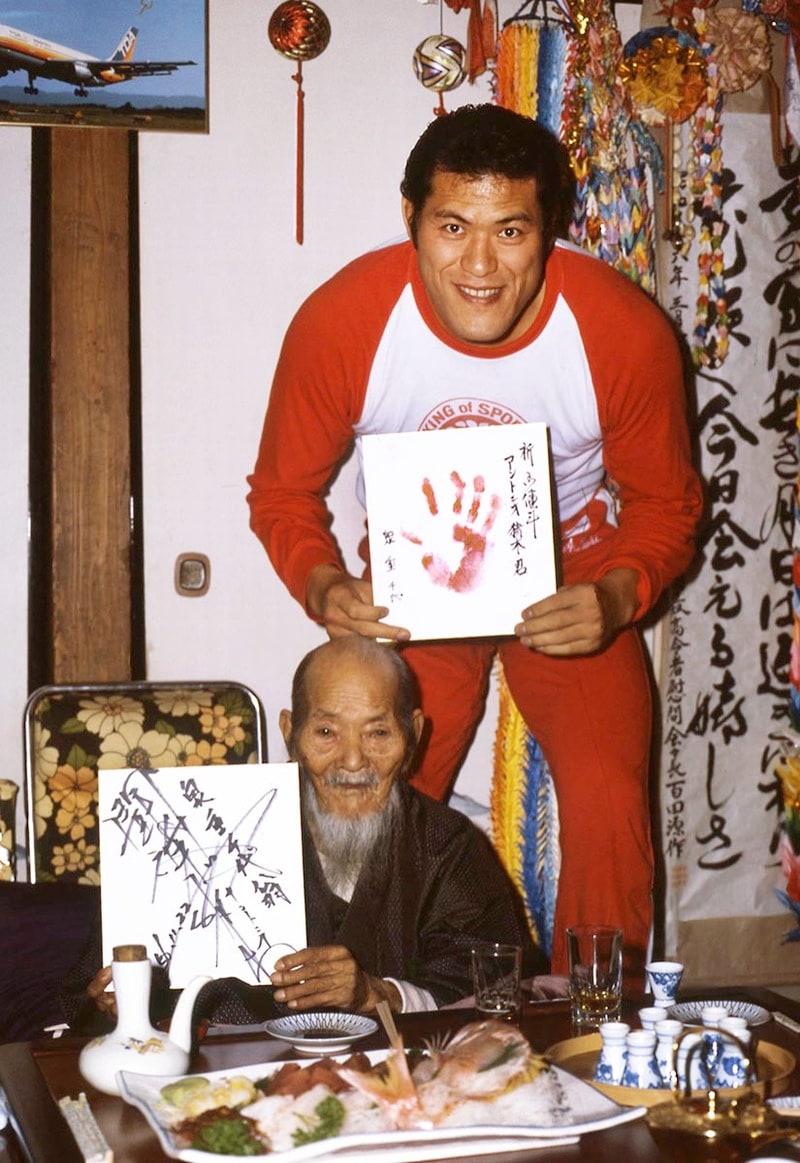 写真：「元気ですかー！」猪木と〝慶応元年生まれ〟泉重千代さん面会