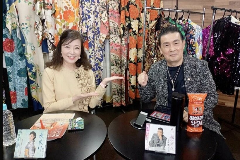 後ろの衣装もきらびやかな角川博(右)と岡ゆう子