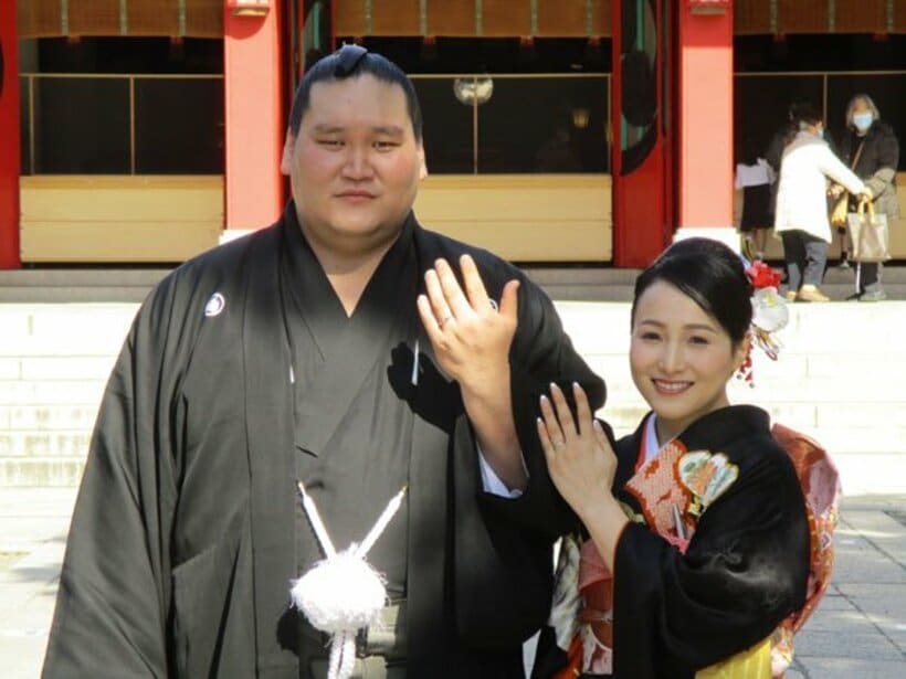  挙式した照ノ富士とツェグメド・ドルジハンドさんは結婚指輪を見せた