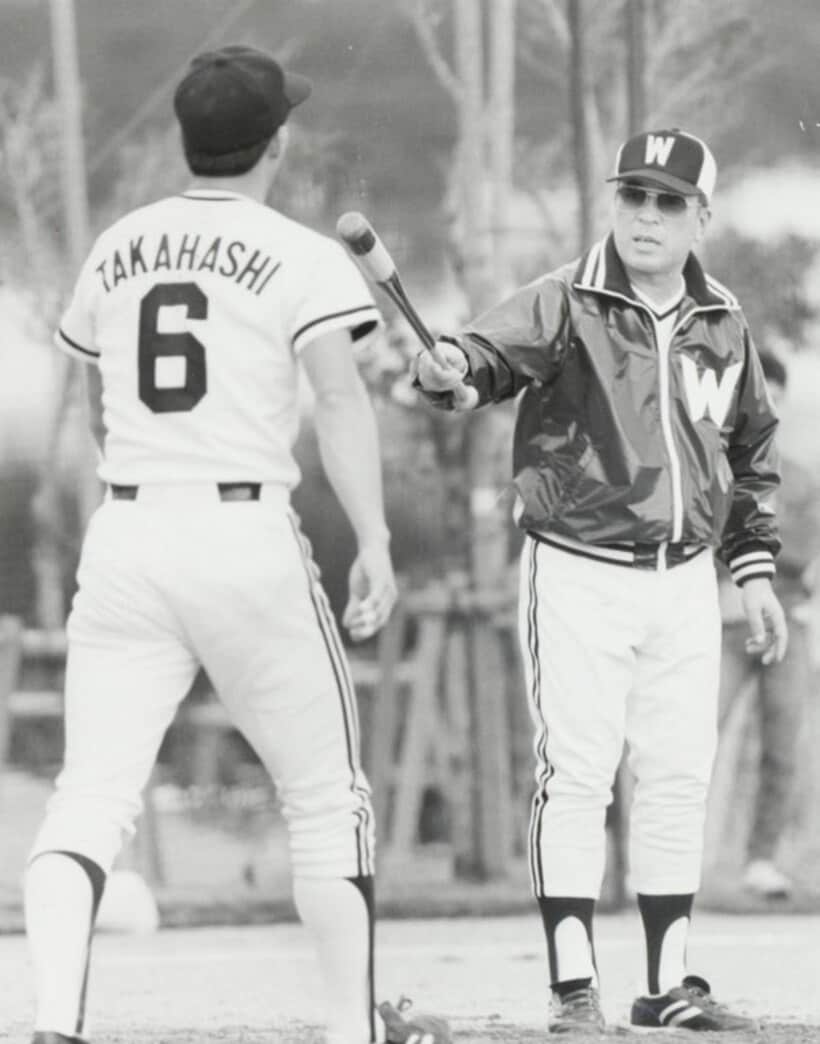  須藤監督（右）から不可解な二軍降格を通告され…