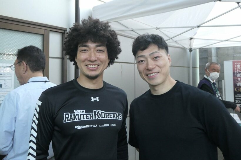 新田祐大（右）は山崎賢人に前を任せる
