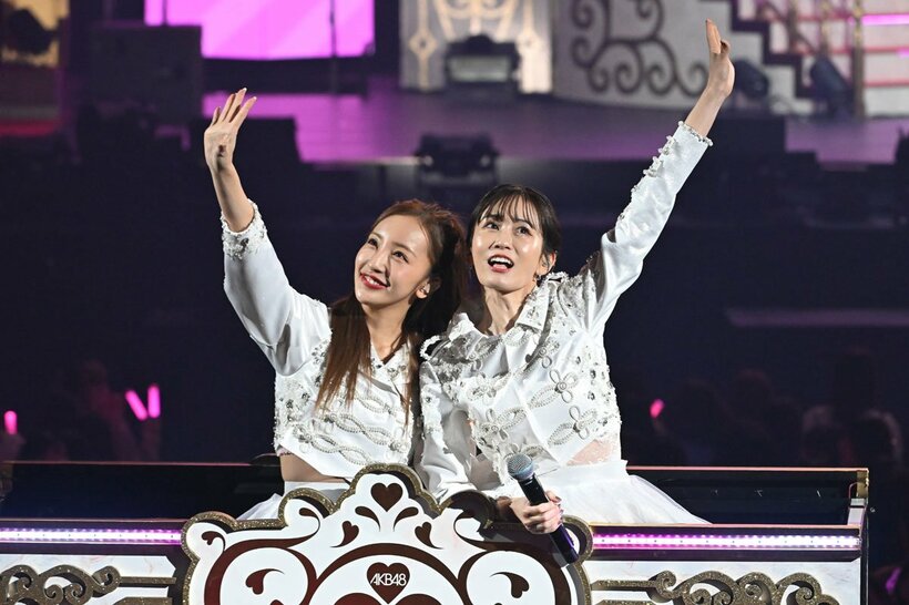 ゴンドラ上で手を振るを板野友美(左)と前田敦子