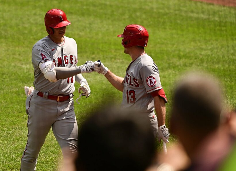  本塁打を量産する大谷（左）（ロイター＝USA　TODAY　Sports）
