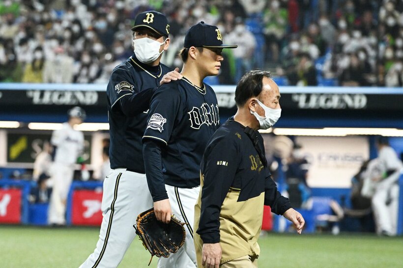 ５回途中、表情を曇らせながらベンチへ下がるオリックス・山本(中)