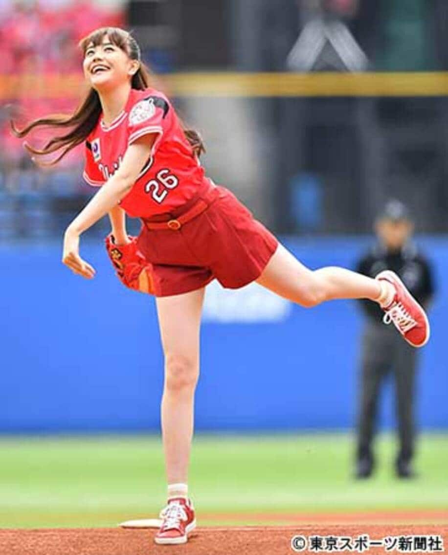 赤いショートパンツで始球式に登場したモデルで女優の松井愛莉