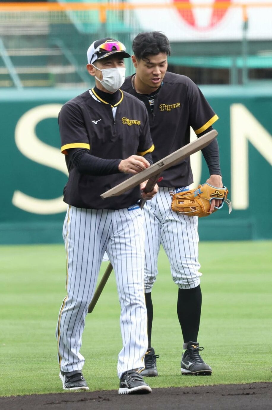  佐藤輝（右）からトンボを〝強奪〟した矢野監督（東スポWeb）