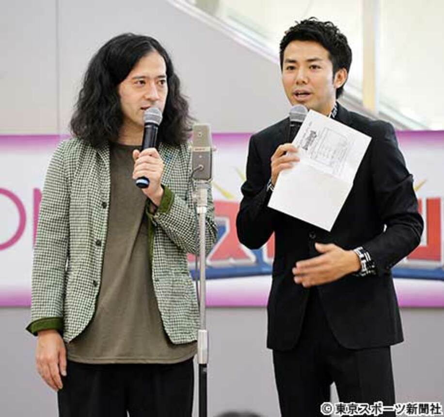 「ハイスクールマンザイ２０１５～Ｈ―１甲子園～」の関東地区代表決定大会に登場した「ピース」の又吉直樹（左）、綾部祐二