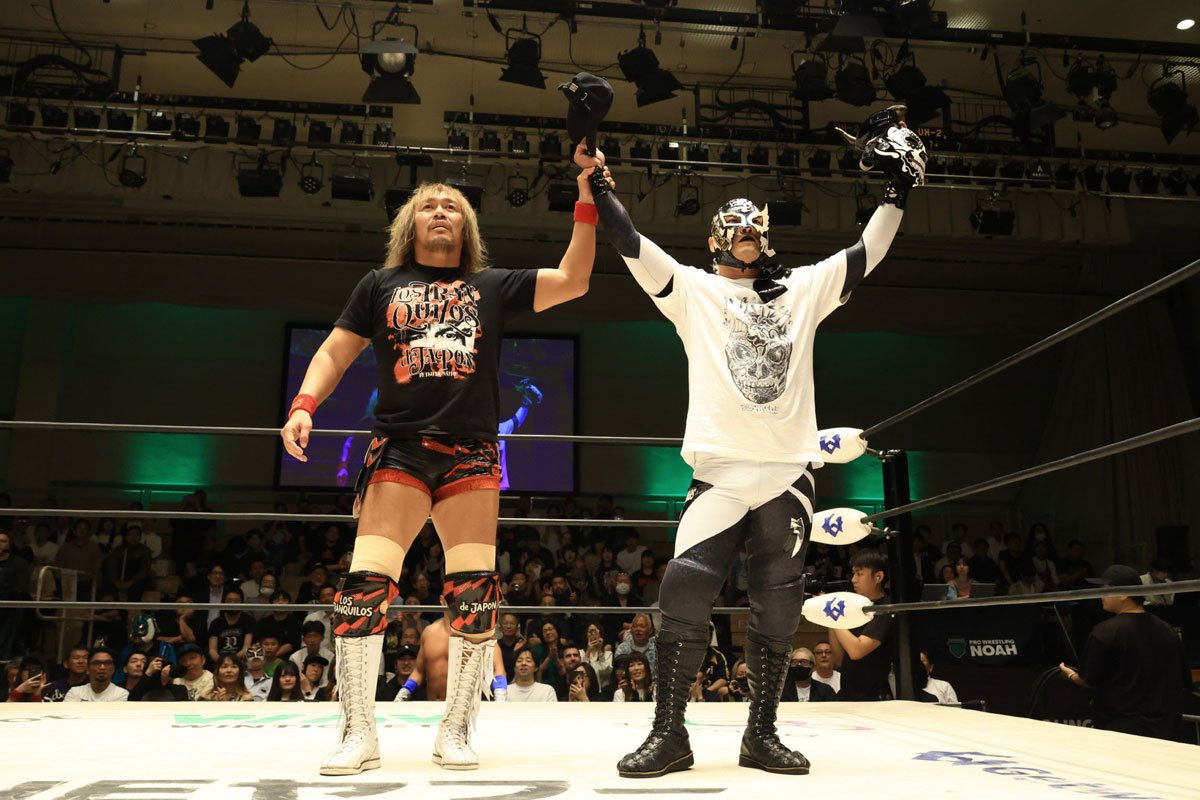 勝利をおさめた内藤哲也（左）とBUSHI（写真提供：プロレスリング・ノア）