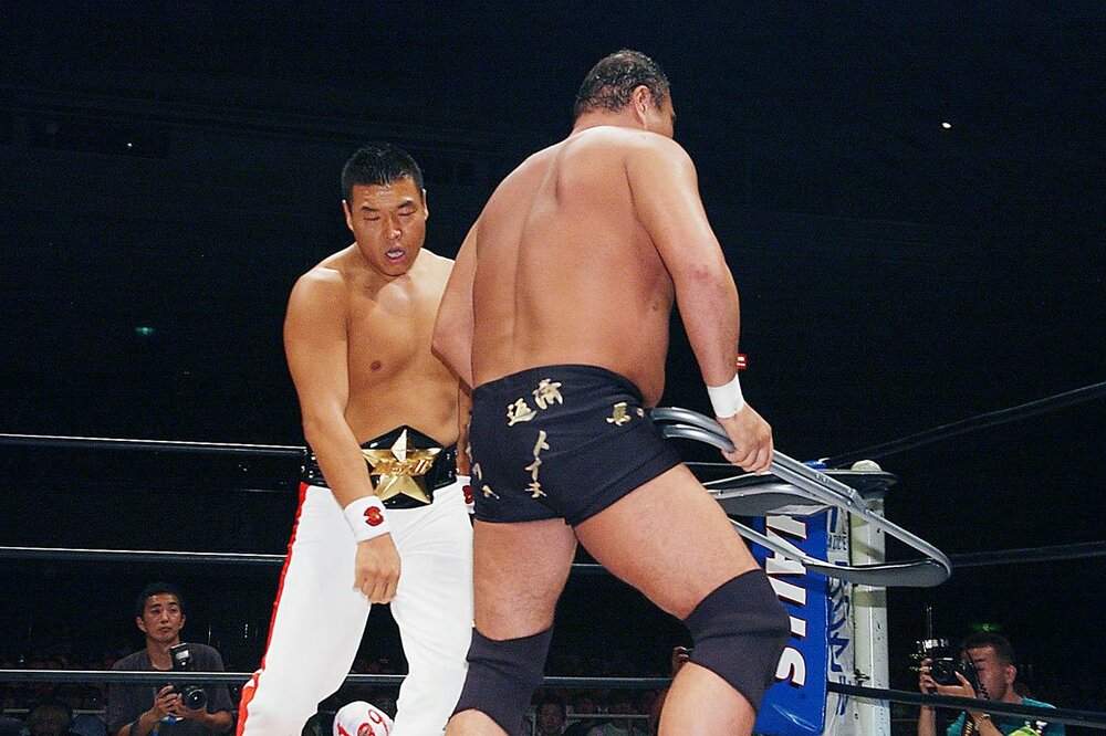 小川直也(左)を裏切りイスで攻撃する安田忠夫(2005年)