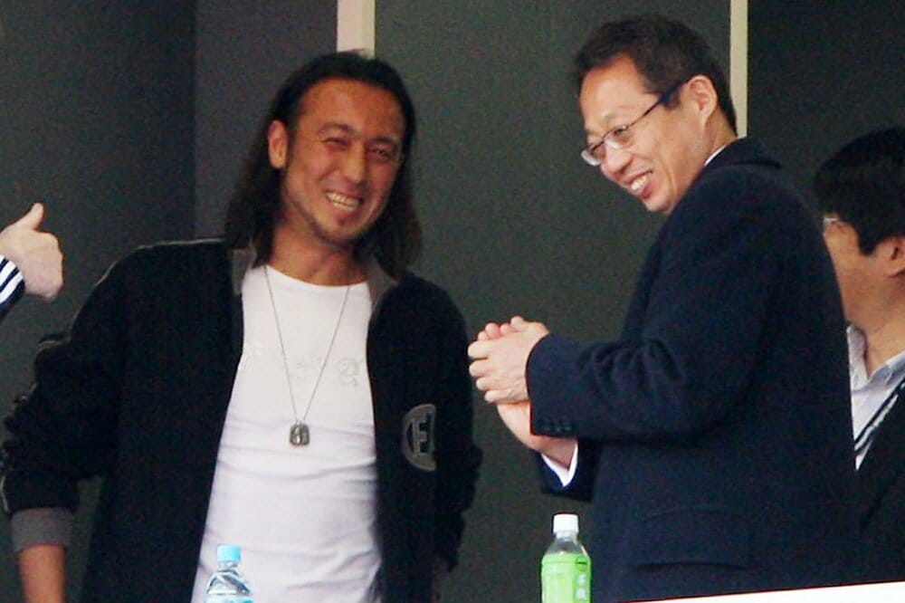 岡田監督と談笑する闘莉王（２００８年）