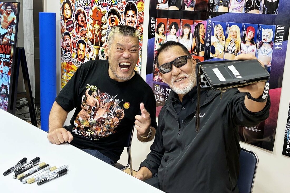 蝶野正洋(右)とともにサイン会を行った天山広吉
