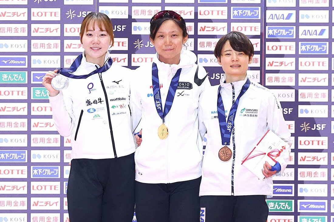 表彰台の2位・吉田雪乃(左)、優勝の高木美帆(中)、3位・山田梨央