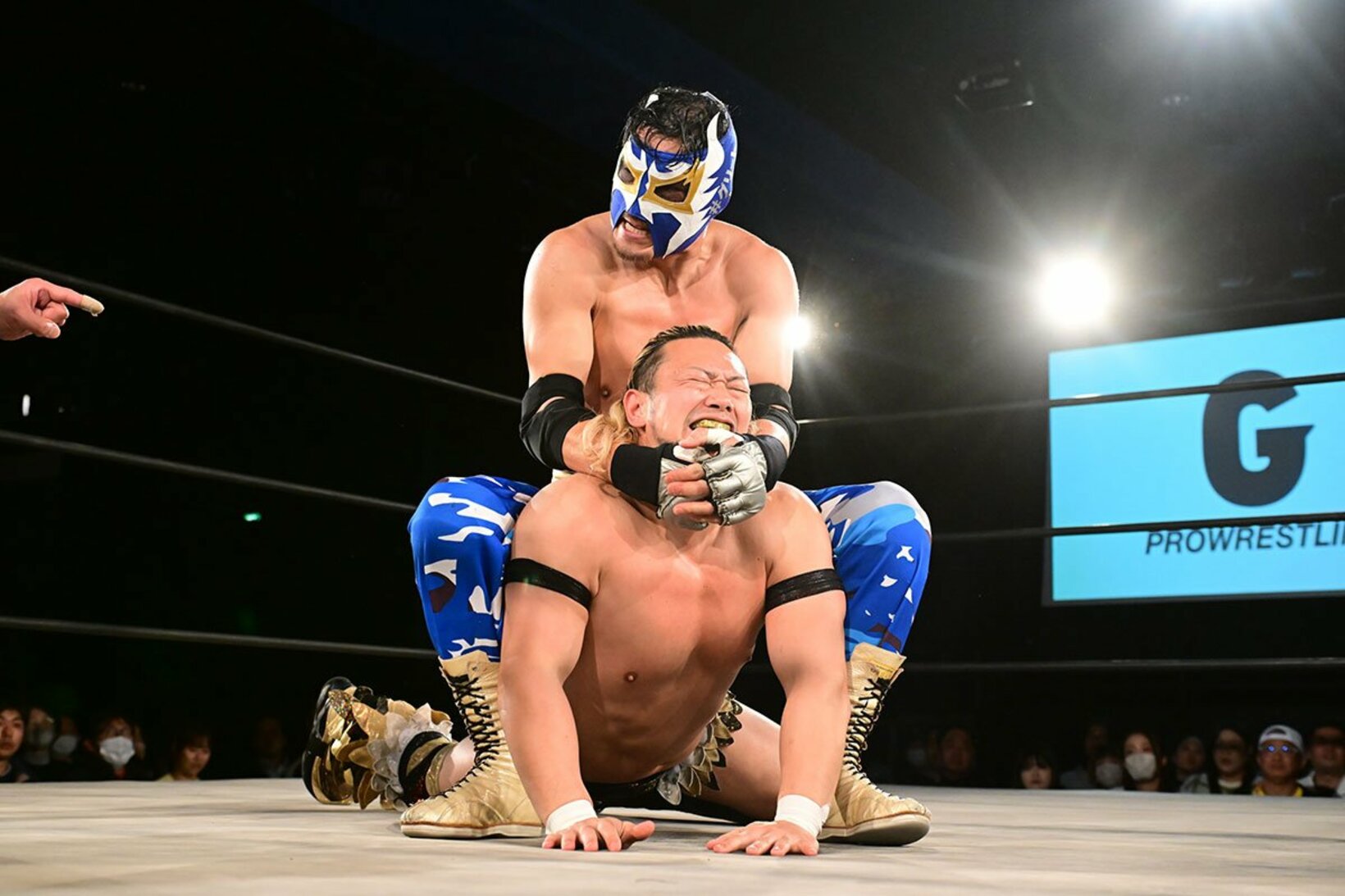 愛鷹亮（手前）を絞めるケンドー・カシン