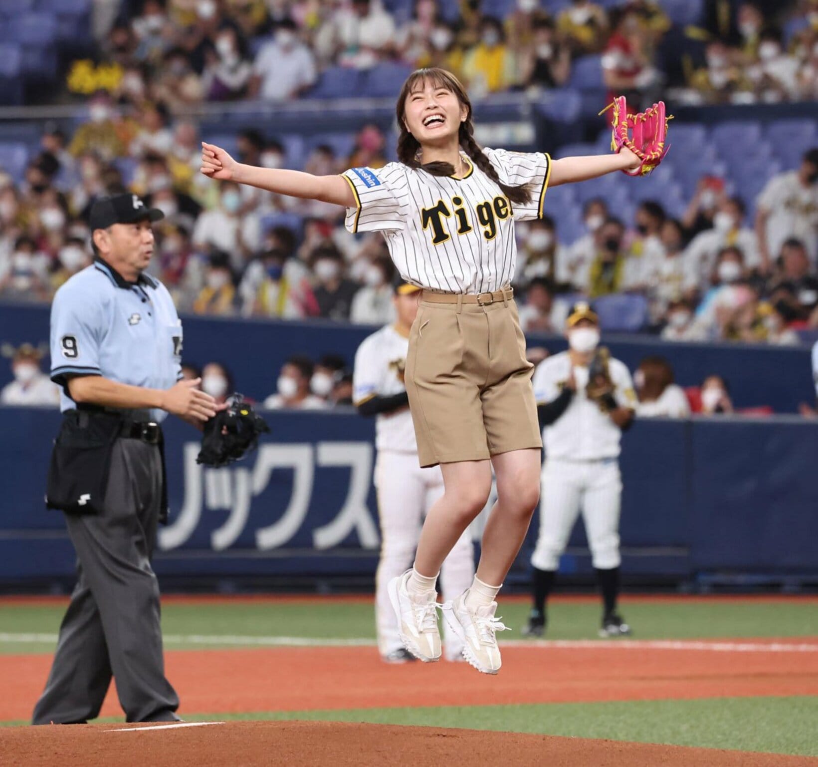 始球式をつとめる渋谷凪咲