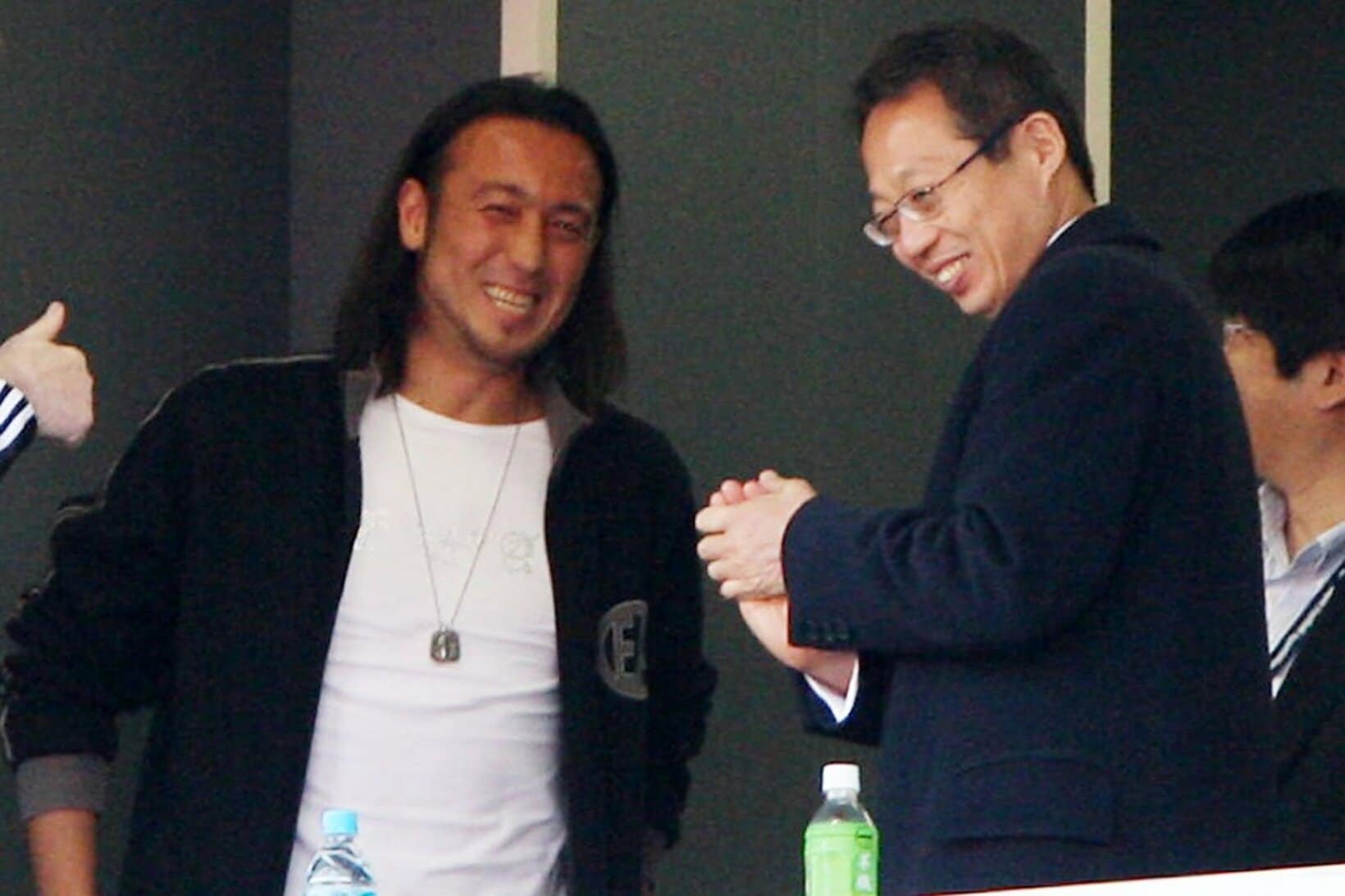岡田監督と談笑する闘莉王（２００８年）