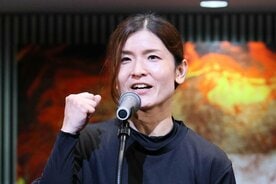 オープニングセレモニーであいさつする若狭奈美子