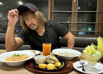 ファミレスで取材に応じた内藤哲也
