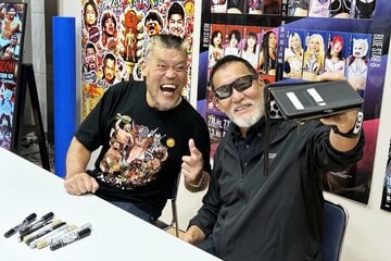 サイン会を前に、ゴキゲンに自撮りする蝶野正洋(左)と天山広吉