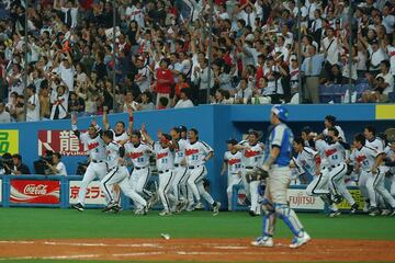 本拠地最終戦でサヨナラ勝ちを決めベンチを飛び出す近鉄ナイン（２００４年９月）