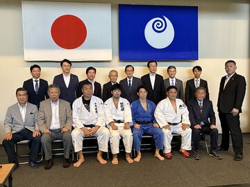 柔道教室で講師を務めた大野将平氏(前列左から４人目)と小川直也氏(同３人目)