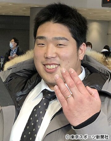  金色の結婚指輪を披露した影浦
