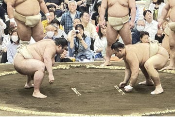 朝稽古での熱海富士（左）と朝乃山（右）