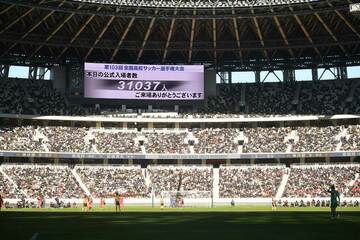 全国高校サッカー選手権準決勝の入場者数を表示した電光掲示板