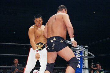 小川直也（左）を裏切りイスで攻撃する安田忠夫（２００５年）