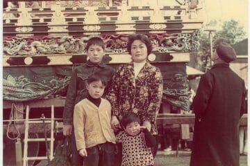 幼少期の田上（左上）と母・光子さん（右上）、妹の友美さん（右下）、弟の昇さん（本人提供）