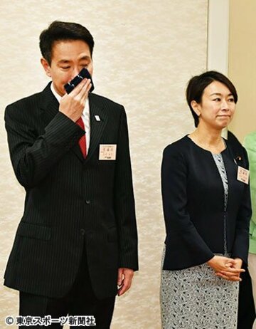  本来なら代表、幹事長として２トップを形成するはずだった前原氏（左）と山尾氏