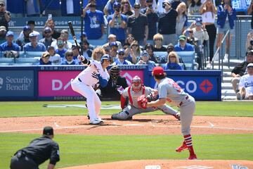 初回無死一塁、元巨人のマイコラスから右翼線二塁打を放った大谷翔平