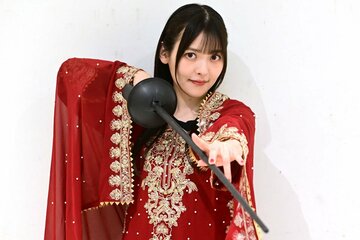 サーベルを手にする上坂すみれ
