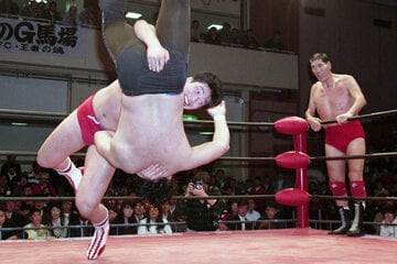 張り切る小橋は川田にパワースラム。馬場は笑顔で見守った